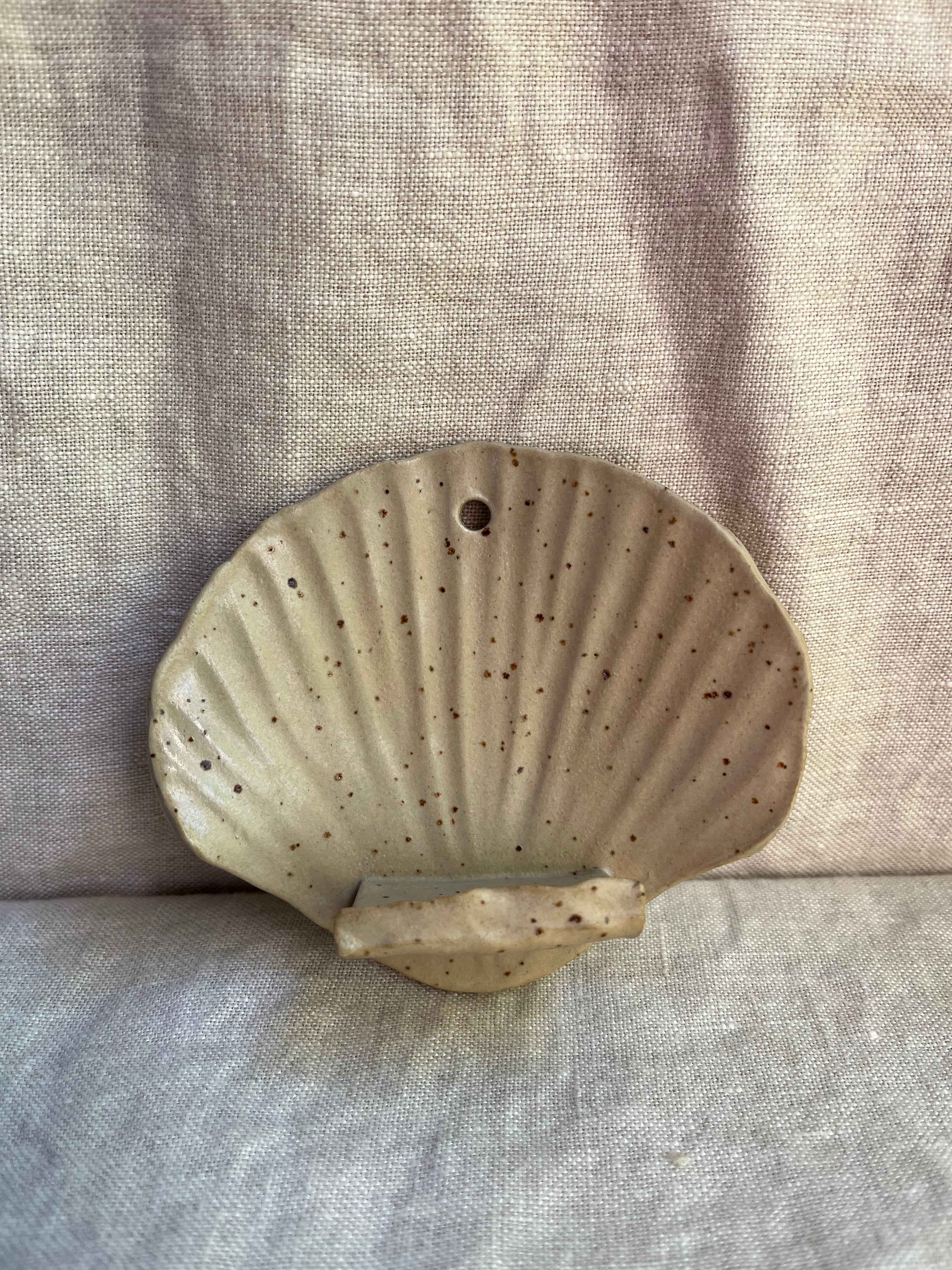 Hangend schelp altaar