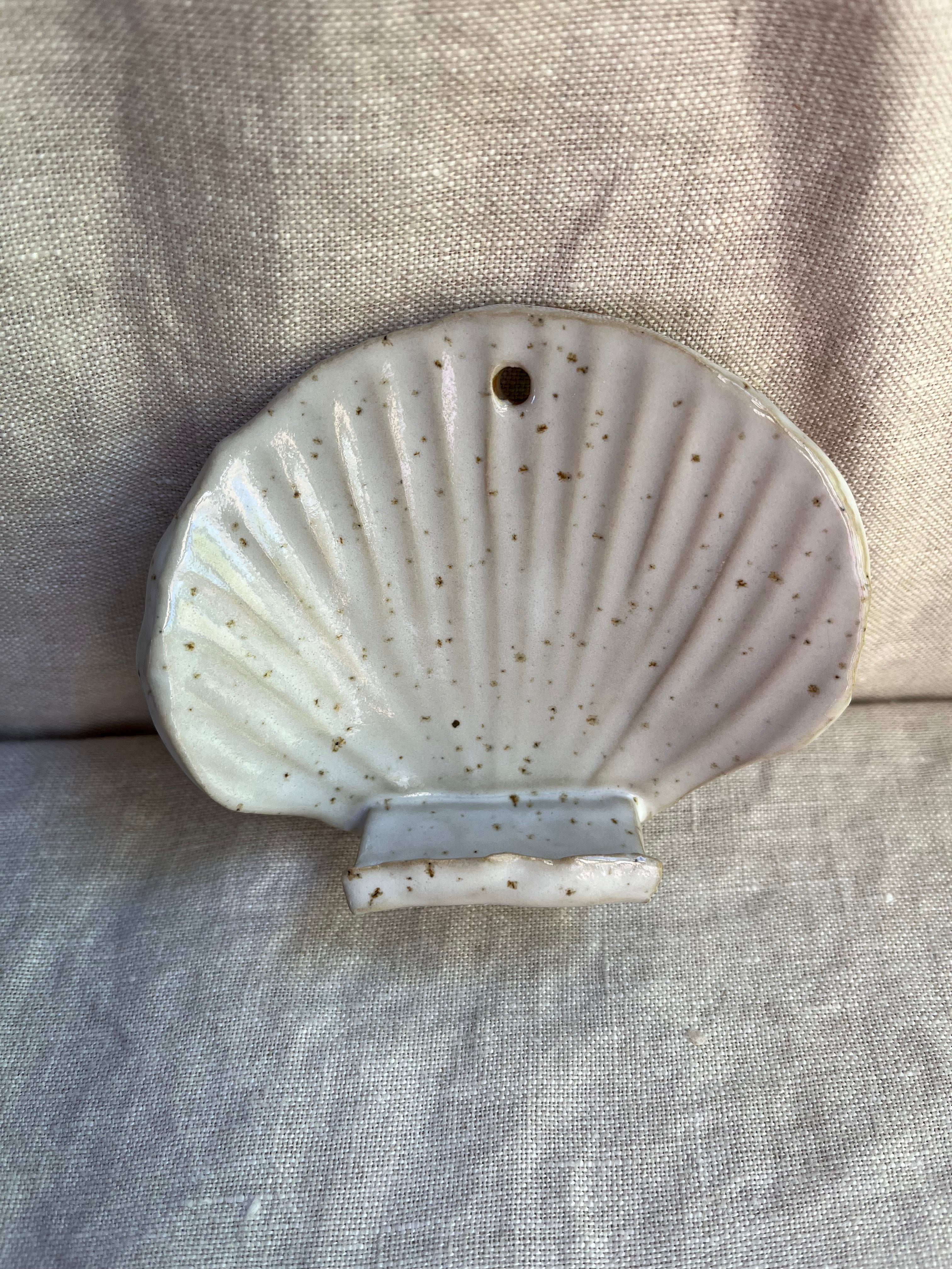 Hangend schelp altaar