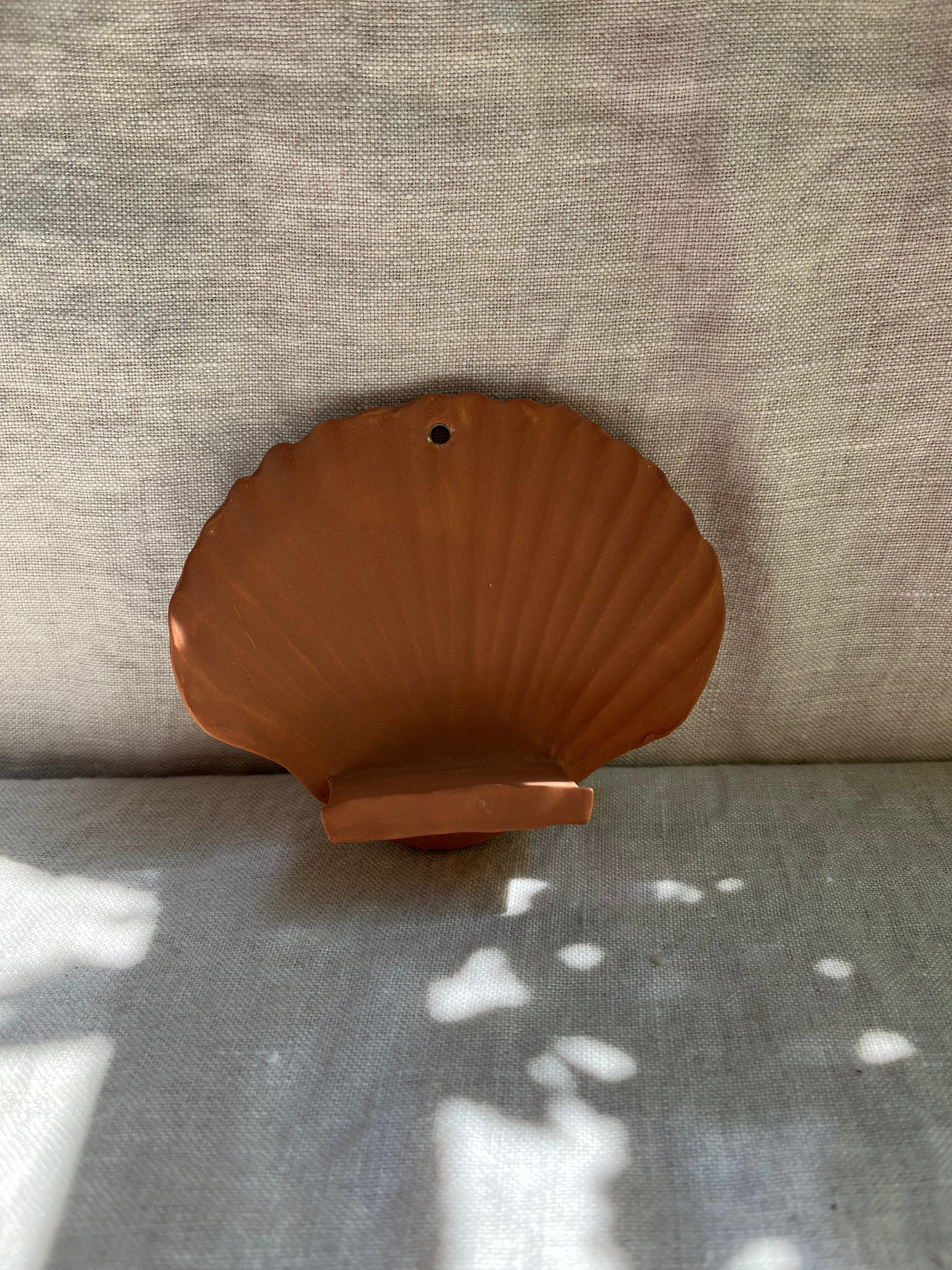 Hangend schelp altaar