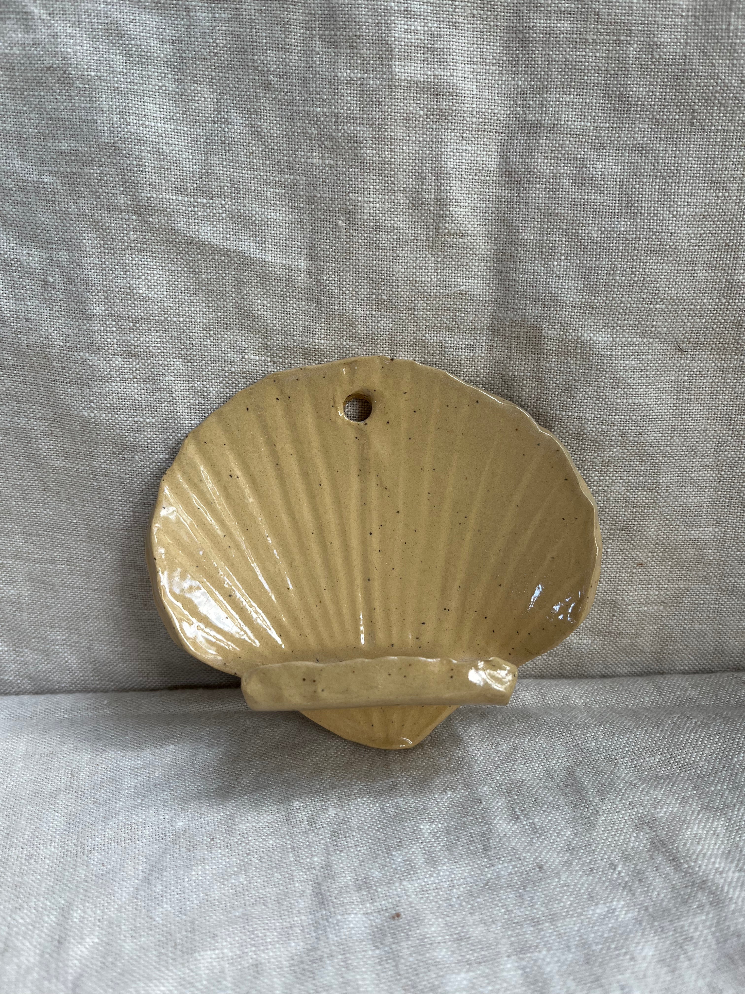 Hangend schelp altaar