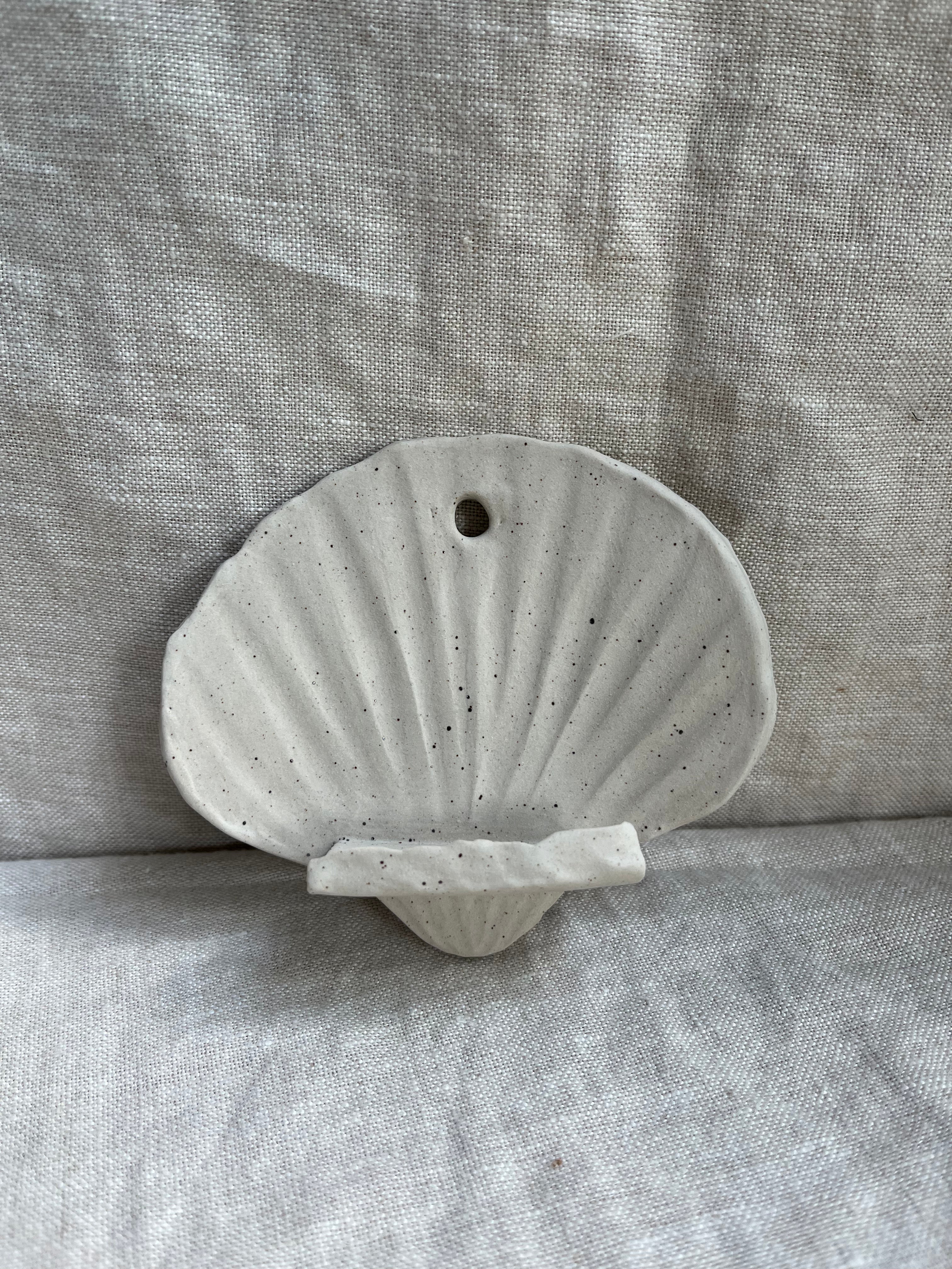 Hangend schelp altaar